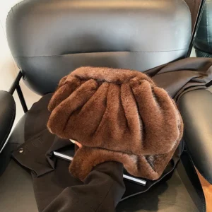 Bolsa Cloud Shell Mink: Textura Relaxada e Conforto para o Inverno