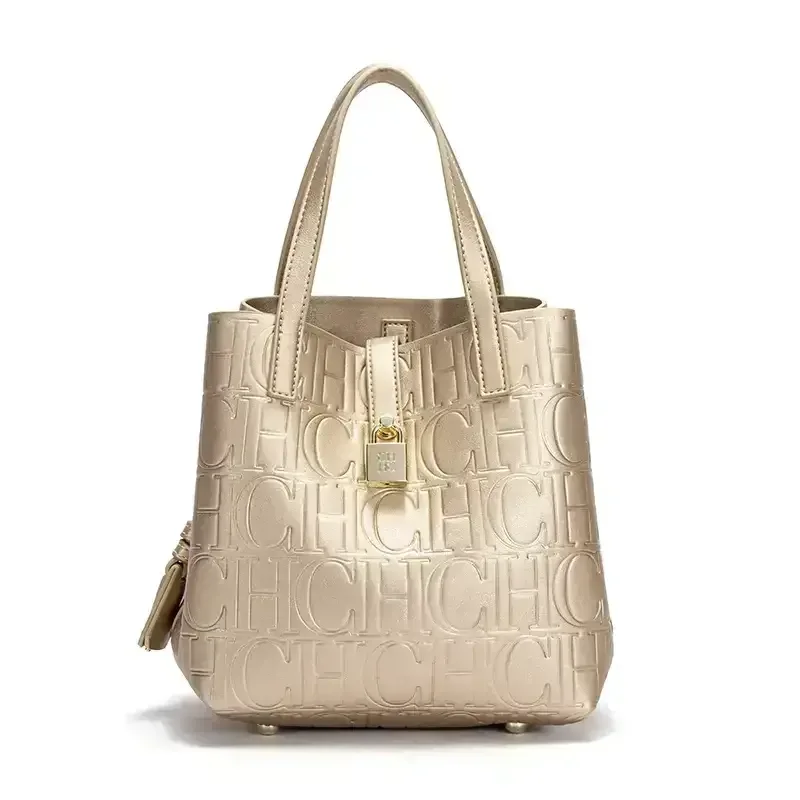Bolsa Tote Embossed Letter: Elegância em Relevo e Design Atemporal - Imagem 11