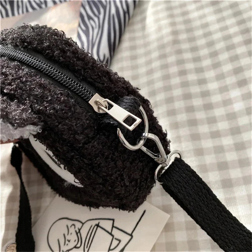 Bolsa Soft Kawaii: Charme e Estilo Japonês em Pelúcia - Imagem 4