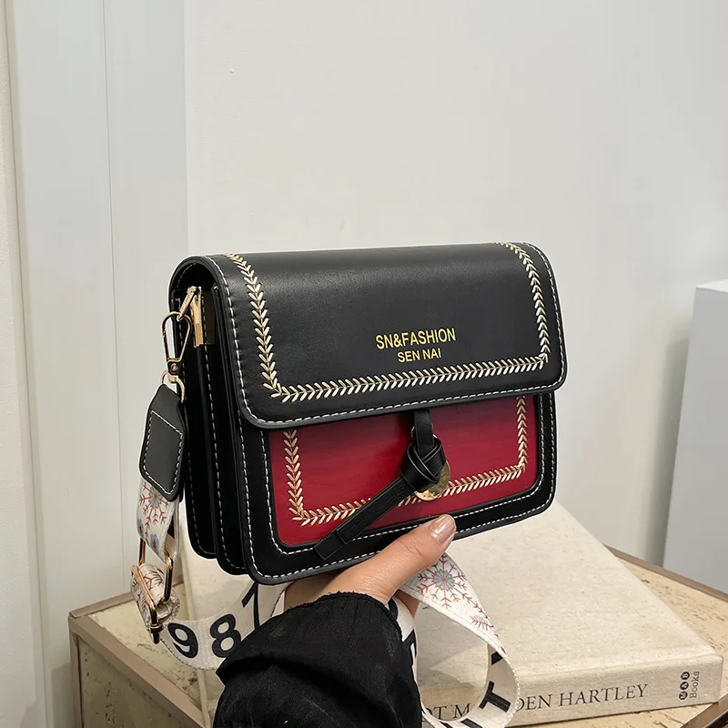 Bolsa Crossbody Street: Modernidade e Conforto com Alça Larga - Imagem 8