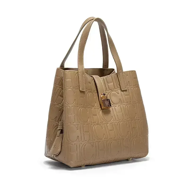 Bolsa Tote Embossed Letter: Elegância em Relevo e Design Atemporal - Imagem 8