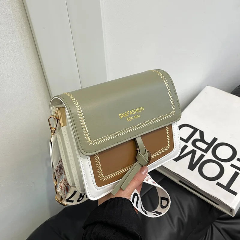Bolsa Crossbody Street: Modernidade e Conforto com Alça Larga - Imagem 9