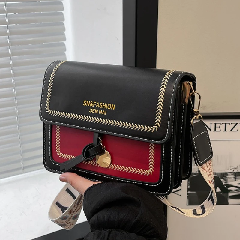 Bolsa Crossbody Street: Modernidade e Conforto com Alça Larga - Imagem 2
